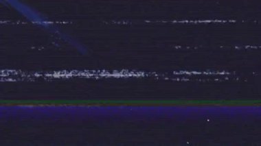 Animasyon diyagonal ışık huzmesi dijital ekran boyunca kesilerek tarama çizgileri ve statik gösteriyor. Siber uzay, soyut, neon, fütüristik, dijital, teknoloji, arıza sanatı