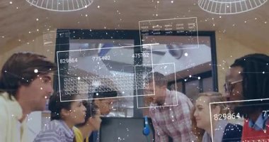 İşletme ekibi, yüzen veri tabloları eşgüdümlü işbirliğiyle ofisteki masanın etrafına yaslanıyor. İşbirliği, takım çalışması, modernlik, veri analizi, beyin fırtınası, kurumsal, profesyonel