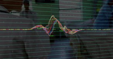 İş adamları, şirket masasında dizüstü bilgisayarlarla işbirliği yaparak holografik hat grafiği oluşturuyorlar. Teknoloji, takım çalışması, yenilik, dijital, finans, profesyonel, modern