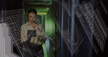 Veri merkezinde grafik ve döviz kurlarını gösteren holografik veri panelleriyle etkileşime giren bir kadın. Fütüristik, teknoloji, yenilik, analitik, dijital, iş, zarafet