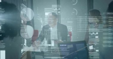 Stylus ve tablet tutan olgun bir adam toplantı odasında yüzen çizelgelerle iş verilerini sunuyor. Teknoloji, işbirliği, yenilik, analitik, dijital, profesyonel, fütürist