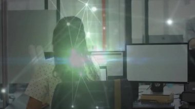 Teknoloji ofisindeki meslektaşı için dijital örtüler gösteren monitörlerle plan yapan bir kadın. İşbirliği, yenilik, teknoloji, takım çalışması, modernlik, üretkenlik, iletişim