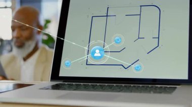 İşyeri masasında tablet kullanan bir adam takımları birbirine bağlayan mavi ağ simgeleri sergiliyor. Profesyonel, dijital, gösterişli, yenilik, iletişim, ağ, teknoloji