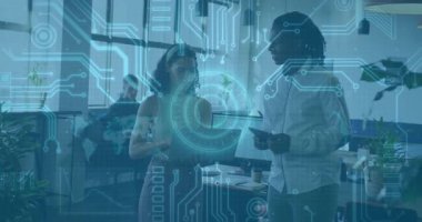 Bilgisayarları ve akıllı telefonları tutan teknik ekip yüzen veri devreleriyle ofiste işbirliği yapıyor. İşbirliği, yenilik, takım çalışması, teknoloji, modernlik, iletişim, dijital