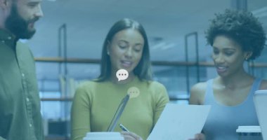 İş yerinde çalışan iş arkadaşları, basılı belgeleri animasyon veri grafikleriyle gözden geçiriyorlar. İşbirliği, takım çalışması, profesyonel, modern, çalışma alanı, tartışma, beyin fırtınası