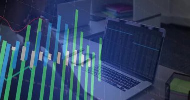 Bilgisayardaki kodları analiz eden geliştirici, finansal bar çizelgeleri ve kırmızı çizgi grafikleriyle birlikte. Teknoloji, veri, analitik, üretkenlik, tasarım, finans, modern