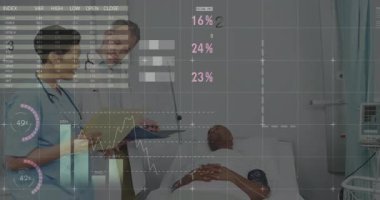 Doktor ve hemşire hastayı muayene ediyor. Canlandırılmış pasta grafikleri ve bar grafikleri gösteriyorlar. Tıbbi, sağlık, klinik, analiz, teşhis, teknoloji, takım çalışması