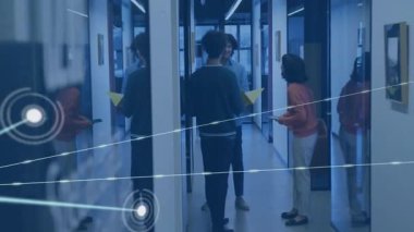 İş yerinin koridorunda telefon tutan ve el kol hareketi yapan üç meslektaş. İşbirliği, ağ oluşturma, yenilik, modernlik, profesyonellik, takım çalışması, bağlantı