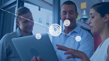 Ofiste çalışan kadın ve erkek takım arkadaşları, ağ verilerini Wi-Fi simgeleriyle gösteriyorlar. Teknoloji, takım çalışması, yenilik, bağlantı, modern, profesyonel, dijital