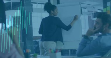 Proje yöneticisi kadın, iş ofisinde bütçe çizelgesini sunuyor ve animasyon grafikleri gösteriyor. İşbirliği, takım çalışması, analitik, iletişim, profesyonel, modern, yenilik