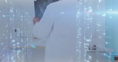 Doktor klinikte kalça röntgeni filmini inceliyor, steteskop tutuyor, dijital kaplama çizelgesini inceliyor. Tıbbi, sağlık, profesyonel, tanı, modern, klinik, empatik