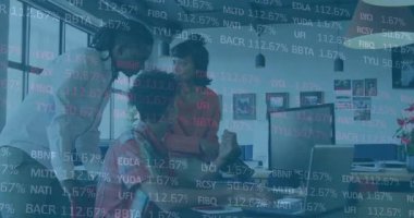 Profesyonel ekip tablet kullanarak çalışma masası etrafında işbirliği yapıyor, animasyon iş veri tablolarını gösteriyor. İşbirliği, takım çalışması, yenilik, modernlik, yaratıcı, üretkenlik, işyeri