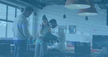 İş yerinde işbirliği yapan üç iş arkadaşı tablet ve ekranlarda animasyon veri grafikleri paylaşıyorlar. İşbirliği, takım çalışması, yenilik, modern, profesyonel, masa başı, beyin fırtınası.