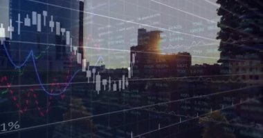Şehrin ufuk çizgisi ticaret haritaları ve alacakaranlıkta adım meydanının üzerindeki yüzdelik rakamlarla kaplı. Metropolitan, finans, analitik, veri görselleştirme, gökdelen, alacakaranlık, modern