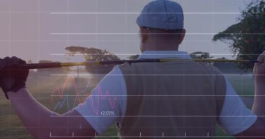 Golf sahasında golf çantası taşıyan olgun bir golfçü. Finansal veri grafikleri ve yüzdeleri gösteriyor. Atletik, profesyonellik, açık hava, dinginlik, başarı, güven, canlılık