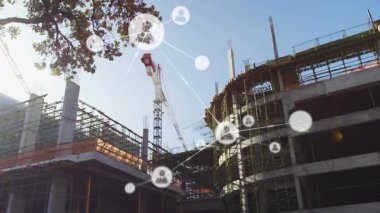 Yapım aşamasında olan çok katlı bina iskele üzerinde yüzen ağ simgeleri ile birlikte yükseliyor. Sanayi, mimari, mühendislik, kentsel, geliştirme, teknoloji, inşaat
