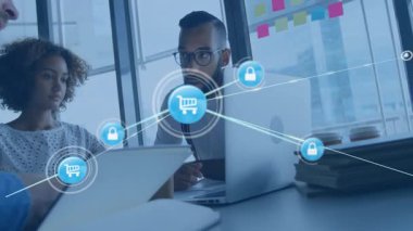 Takım masa etrafında işbirliği yapıyor, e-ticaret güvenlik grafiklerini el arabası ve asma kilit simgeleriyle örtüyor. İşbirliği, yenilik, teknoloji, güvenlik, takım çalışması, kentsel, profesyonel