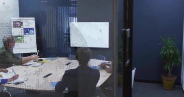 İş dünyası ekibi cam konferans odasındaki finansal tabloları inceliyor, yüzen veri grafiklerini birleştiriyor. Şirket, takım çalışması, sunum, modern, işbirliği, üretkenlik, profesyonel