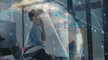 VR kulaklık takan erkek müteahhit ofiste holografik dünyayı manipüle ederek dijital grafikleri gösteriyor. Gelecekçi, yenilikçi, teknoloji, işbirliği, minimalist, girişim, çalışma alanı