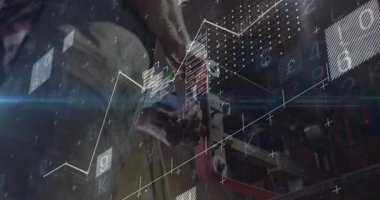 Teknisyen atölyedeki zımpara kemerini ayarlıyor. Teknoloji çizelgeleri ve veri noktalarını örtüyor. Sanayi, zanaat, kesinlik, yenilik, dijital, imalat, mühendislik