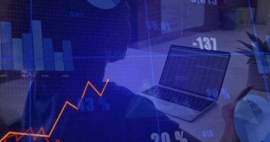 Dizüstü bilgisayardaki finansal verileri analiz eden bir kadın yükselen çizelge tablolarının rakamlarını sulandırıyor. Teknoloji, finans, analitik, veri görselleştirme, modern, profesyonel, dijital