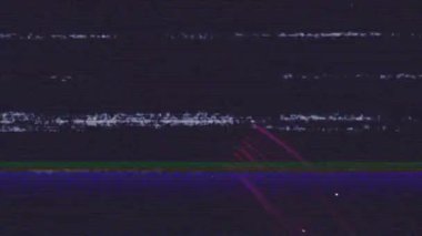 Arıza efekti, VHS tarama hattı objeleri ve kırmızı köşegen çizgileri ile siyah ekranda gösteriliyor. Dijital bozulma, siber punk, retro-futuristik, gürültü dokusu, soyut sanat, görsel anormallik, hatalı sanat