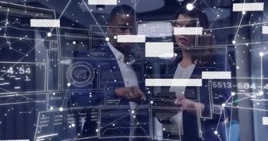 Adam tablet tutuyor ve kadın ofiste çizelgeleri inceliyor, iş veri grafikleri gösteriyor. İşbirliği, yenilik, teknoloji, profesyonellik, şirket, analitik, ağ