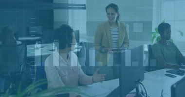 Ofis ekibi iş alanında işbirliği yapıyor, yüzen grafikler ve masa başı bitki simgelerini gösteriyor. İşbirliği, takım çalışması, modern, üretkenlik, iletişim, yenilik, kurumsal