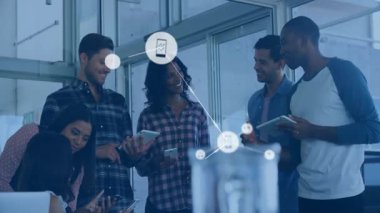 Modern ofiste dizüstü bilgisayar ve telefonlar üzerinde çalışan teknik ekip yüzen nota simgelerini gösteriyor. Teknoloji, takım çalışması, yenilik, dijital, modern, iletişim, ağ