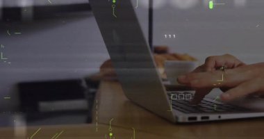 Düz dizayn edilmiş dizüstü bilgisayarda HUD kaplama ve kruvasanlarla yazılan eller. Teknoloji, çalışma alanı, dijital, üretkenlik, minimalizm, modern, konsantrasyon