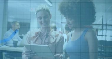 Açık ofiste tableti inceleyen iki bayan meslektaşımız animasyon finans grafikleri ve kalp atışı gösteriyor. İşbirliği, takım çalışması, teknoloji, dijital, profesyonel, yenilik, analitik