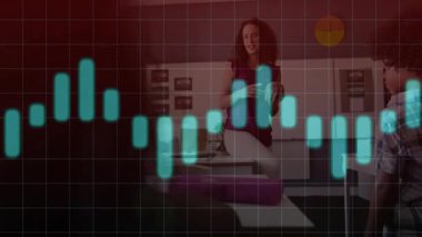 Sınıfta beyin modelini tutan bayan öğretmen, hareketli deniz mavisi grafiğiyle öğretmenlik yapıyor. Eğitim, sınıf, eğitim, öğrenme, etkileşimli, renkli, genç