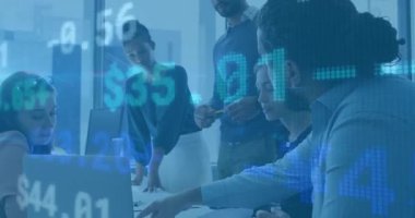 Konferans odasında dizüstü bilgisayarı gösteren iş ekibi, animasyon grafiklerle finansal verileri analiz ediyor. Şirket, takım çalışması, modern, dijital, işbirliği, analitik, yenilik