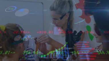 Laboratuvar masasına yaslanmış, yüzen çizelgeler ve test tüpleriyle öğrencilere rehberlik eden kadın fen öğretmeni. Eğitmen, sınıf, deneysel, yenilikçi, öğrenme, işbirliği, eğitim