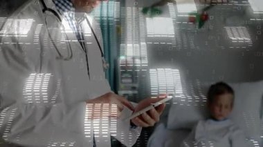 Hastanedeki çocuk hasta verilerini inceleyen erkek doktor animasyon çizelgeleri ve kodları gösteriyor. Tıbbi, sağlık, teknoloji, teşhis, profesyonellik, yenilik, klinik