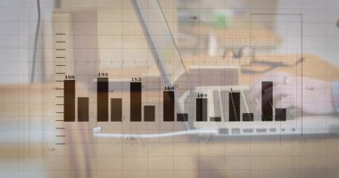 Finansal tablolar ve grafikler ofis masasında dizüstü bilgisayarın üzerinde yüzüyor, el yazısıyla veri ekliyor. Veri görselleştirme, iş zekası, teknoloji, analitik, üretkenlik, modern, profesyonel