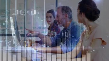 Ekip daktilo ediyor, gülümsüyor, ofisteki masaya yaslanıyor, hareketli finans çizelgeleri monitörle örtüşüyor. İşbirliği, takım çalışması, modernlik, üretkenlik, teknoloji, analitik, şirket