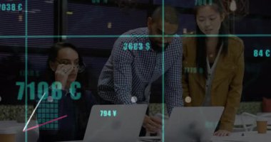 İş adamları ofis masasının etrafında toplanıp dijital bar grafikleri ve para birimi sembolleriyle analiz ediyorlar. İşbirliği, takım çalışması, analitik, veri görselleştirme, finans, dijital, profesyonel