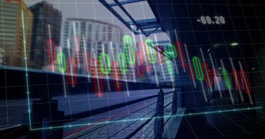 Metal parmaklıklar ve şebeke kaplamalarıyla şehir geçidi üzerinde finansal şamdan şeması canlandırılıyor. Finansal analiz, ticaret, pazar eğilimleri, veri görselleştirme, kentsel çevre, modern mimari, ekonomik göstergeler