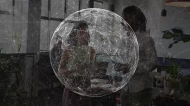 Ekip, holografik ağ küresiyle açık planlı ofiste veri görselleştirmesi üzerinde işbirliği yapıyor. Teknoloji, yenilik, takım çalışması, üretkenlik, fütüristik, dijital, iş