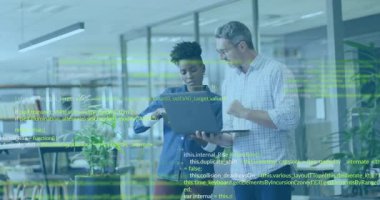 Erkek iş arkadaşı işaret ediyor ve kadın iş arkadaşı dizüstü bilgisayar tutuyor. Teknoloji ofisinde kod üst üste biniyor. Teknoloji, işbirliği, dijital, modern, yenilik, takım çalışması, çalışma alanı