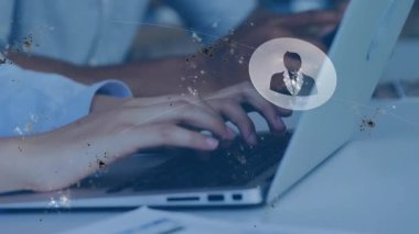 Eller dizüstü bilgisayarın klavyesinde ikili kod halkalarını birbirine bağlayan dijital ağı gösteriyor. Teknoloji, bağlantı, siber güvenlik, yenilik, iletişim, dijital, çalışma alanı