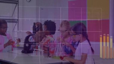 Bilim laboratuarında deney tüpleriyle ilgilenen öğrenciler, mikroskop, yüzen grafikler ve çizgiler sergiliyorlar. Eğitim, işbirliği, araştırma, deney, yenilik, öğrenme, kök