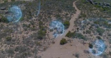 Çölde yüzen üç boyutlu holografik küreler veri işaretleyicilerini ve noktalı ağ çizgilerini gösteriyor. Teknoloji, coğrafi, haritalama, analitik, yenilik, görselleştirme, manzara