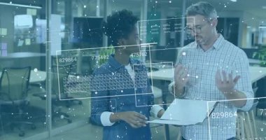 Olgun erkek ve kadın, iş ofisindeki verileri holografik paneller ve ağ hatlarıyla gözden geçiriyorlar. İşbirliği, teknoloji, yenilik, şirket, profesyonel, takım çalışması, dijital