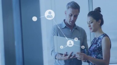 İş arkadaşları içeride dizüstü bilgisayar kullanıyor, teknoloji ofisindeki animasyon ağ kullanıcı simgelerini izliyorlar. İşbirliği, veri, bağlantı, dijital, teknoloji, modern, profesyonel