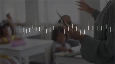 Akıllı telefon tutan ve sınıfta el kol hareketi yapan, eğitici ses dalgaları gösteren bir bayan öğretmen. Öğrenim, eğitim, yenilik, teknoloji, akıl hocalığı, sınıf, iletişim