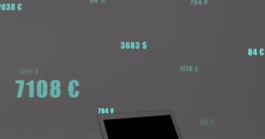 Düz dizaynlı tahta masada yüzen turkuaz kripto para değerlerini gösteren gümüş dizüstü bilgisayar. Teknoloji, finans, dijital, modern, yenilik, veri, bağlantı