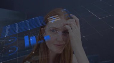 Teknoloji laboratuvarında el ele tutuşan bir kadın holografik pasta grafikleri ve dünya haritası gösteriyor. Teknoloji, yenilik, veri görselleştirme, fütürizm, dijital, müteşebbis, analiz