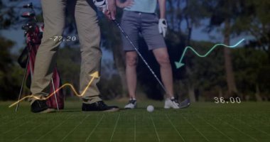 Kadın ve erkek golfçüler golf teknolojisi için renkli grafikler göstererek yeşile diziliyorlar. Spor, boş zaman, açık hava, atletik, rekabet, hassasiyet, analitik